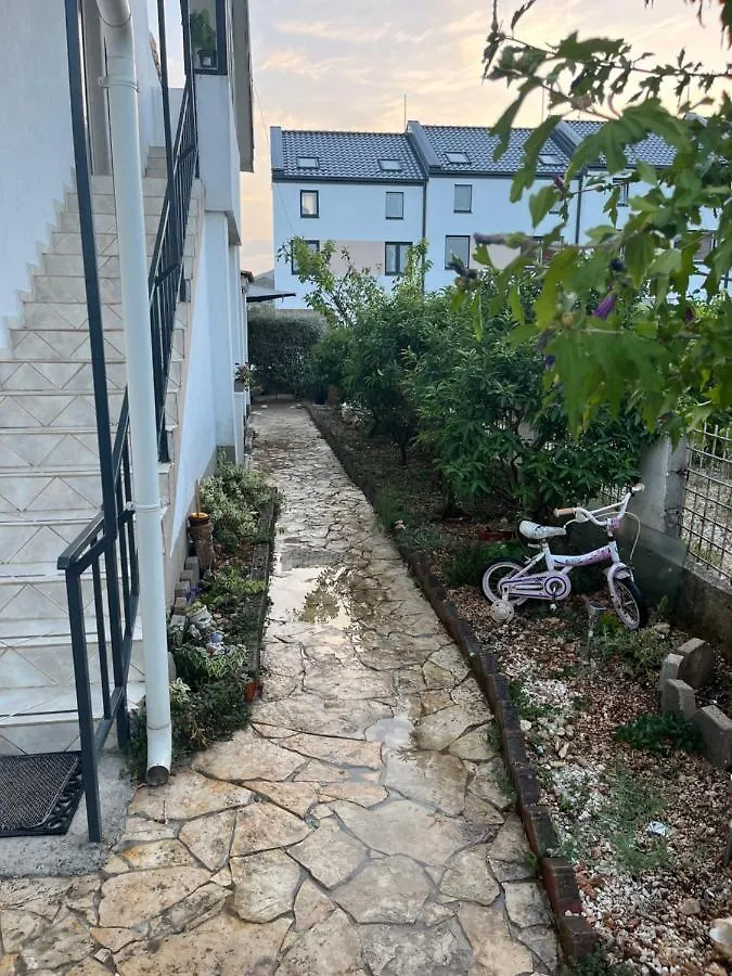 טרוגיר Apartmani Lastro 0*,